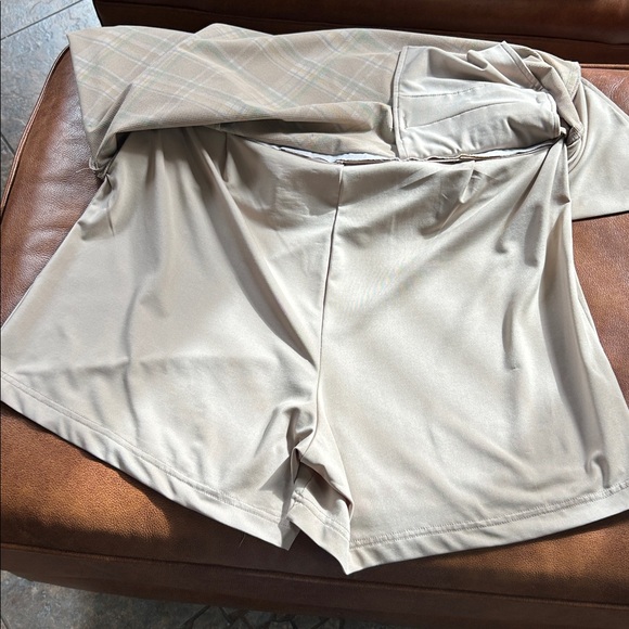 Callaway Golf Skort featuring a tan, green, yellow, white plaid pattern, Size 14 - Picture 11 of 11